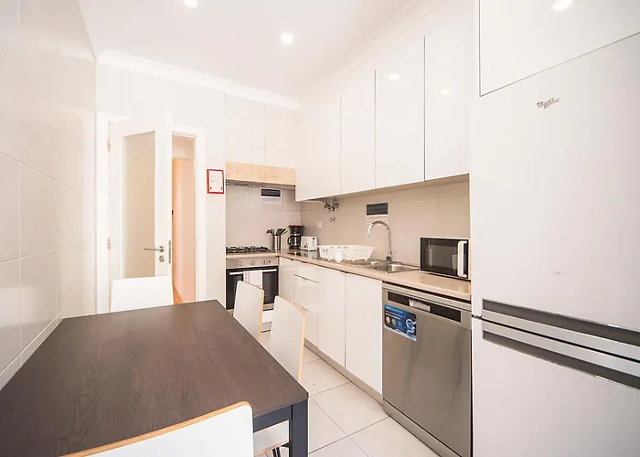 Houze Four Bedroom Near Zoo Lizbona